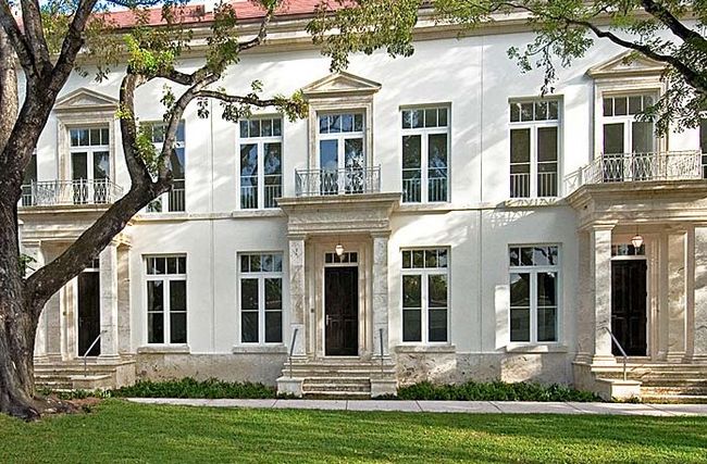 classic townhouse adapted to the South Florida