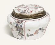 CHANTILLY GILT-METAL MOUNTED KAKIEMON SNUFF-BOX