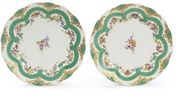 DEUX ASSIETTES 'A GUIRLANDES' EN PORCELAINE D