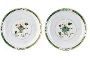 A PAIR OF LARGE DISHES FAMILLE VERTE AND CAFÉ-AU-LAIT, CHINA, QING DYNASTIE, KA