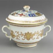  CHINESE EXPORT TWO-HANDLED BOWL AND COVER
CIRCA 1745-50
