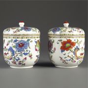 A PAIR OF CHINESE EXPORT 'CRESTED' JARS AND COVERS
CIRCA 1745
