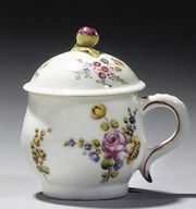 AN 18TH CENTURY MENNECY SOFT-PASTE PORCELAIN GADROONED CREAM POT AND COVER
