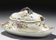AN 18TH CENTURY MENNECY SOFT-PASTE PORCELAIN SUGAR BOWL WITH ATTACHED-STAND AND 