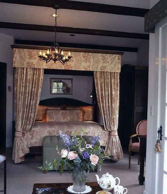 A classical bedroom in the Sierra Nevada foothills