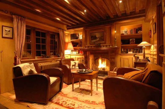 Traditional mountain chalet living room